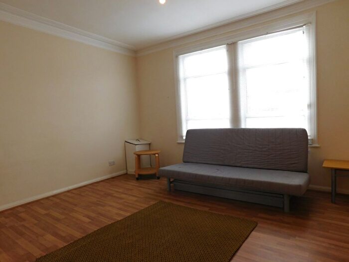2 Bedroom Flat To Rent In Greenford Avenue, Hanwell, W7