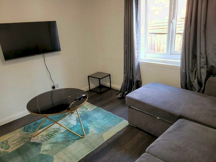 1 Bedroom Flat To Rent In Hamlet Court Road, Westcliff-On-Sea, Essex, SS0