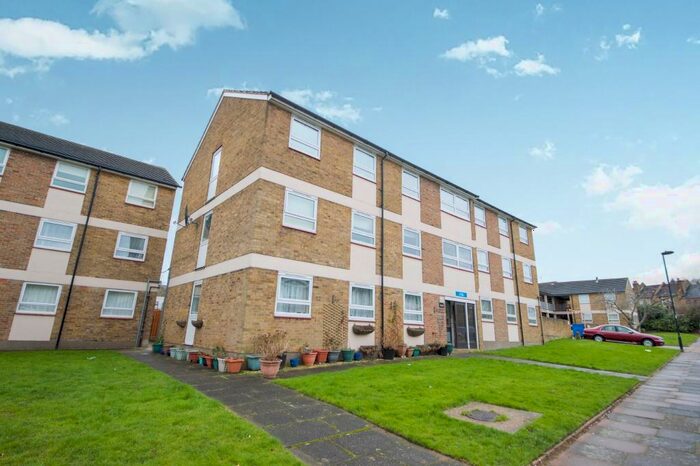 3 Bedroom Flat To Rent In Ivy Road, Southgate, N14