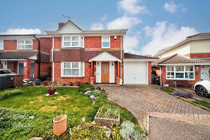 3 Bedroom Detached House For Sale In Besford Close, Luton, Bedfordshire, LU2