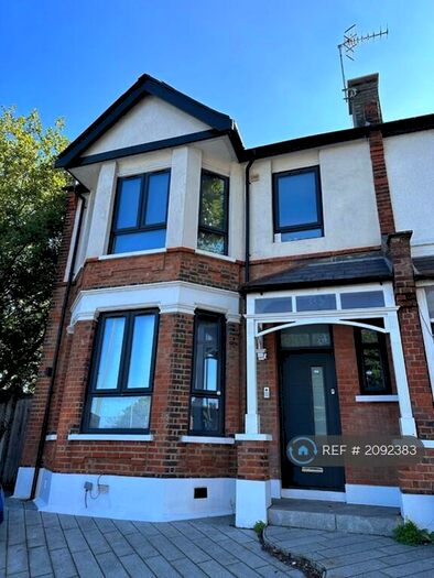 2 Bedroom Flat To Rent In High Road, London, N2