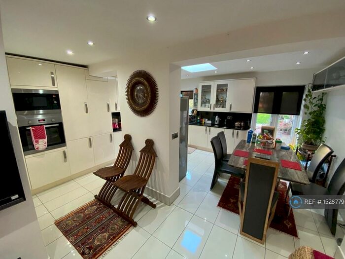 5 Bedroom Semi-Detached House To Rent In Rougemont Avenue, Morden, SM4