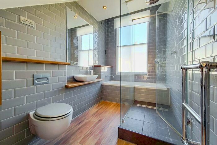 2 Bedroom Flat To Rent In Southwark Park Road, London Bridge, London, SE16