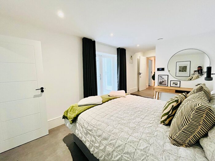 3 Bedroom Flat To Rent In Brondesbury Road, Queens Park, NW6