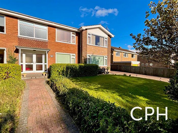 2 Bedroom Flat For Sale In North Street, Scalby, Scarborough, YO13