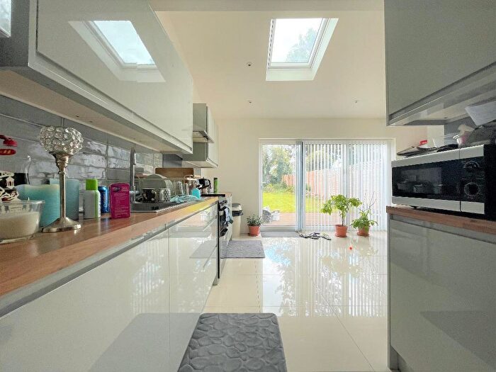 5 Bedroom Semi Detached House For Sale In Alexandra Avenue, Luton, Bedfordshire, LU3