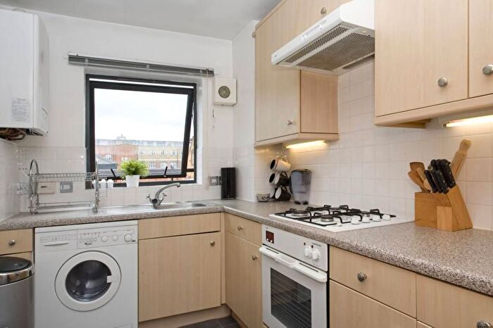 2 Bedroom Flat To Rent In Back Church Lane, Aldgate, London, E1