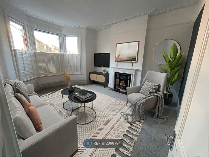 2 Bedroom Flat To Rent In Wanstead Park Avenue, London, E12