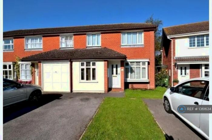 4 Bedroom Semi-Detached House To Rent In Viner Close, Walton-On-Thames, KT12