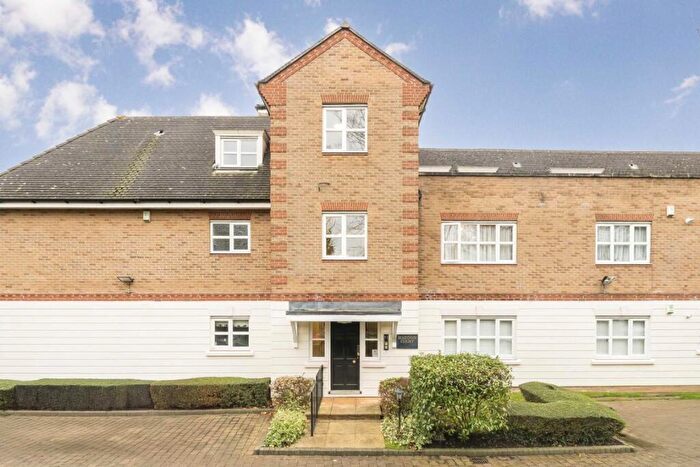 3 Bedroom Flat For Sale In Hanbury Close, London, NW4