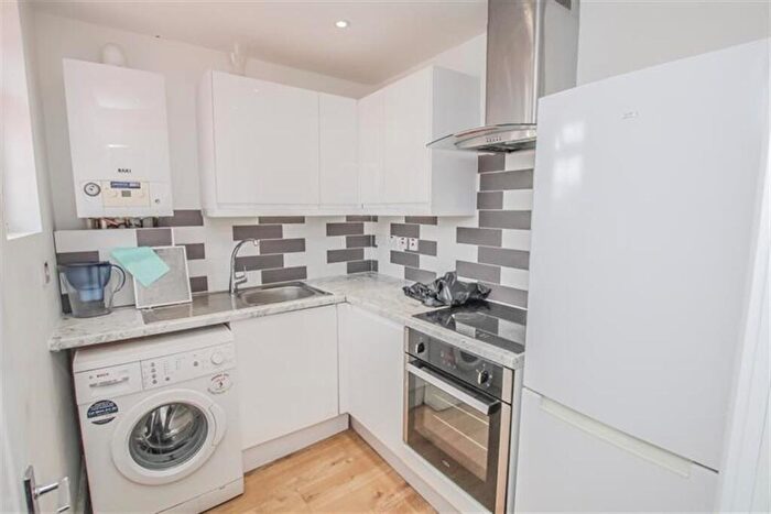 1 Bedroom Flat To Rent In Clifton Gardens, Temple Fortune, NW11