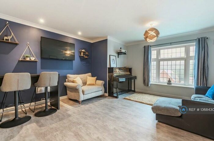 2 Bedroom Flat To Rent In London Road, Camberley, GU15