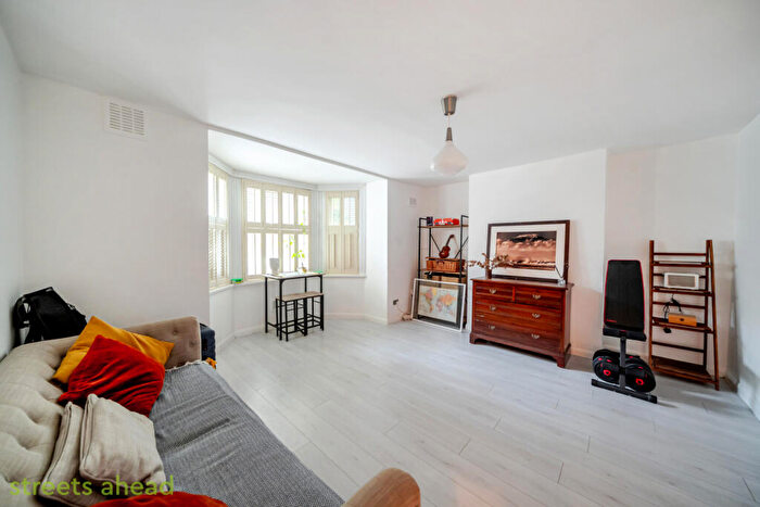 1 Bedroom Apartment For Sale In St. James's Road, Croydon, CR0