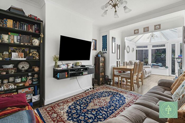3 Bedroom Semi-detached House For Sale In Lincoln Avenue, Southgate, London, N14