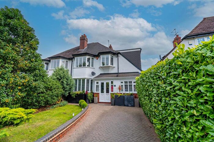 3 Bedroom Semi Detached House For Sale In Wentworth Road, Birmingham, B17