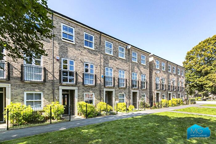 3 Bedroom Terraced House For Sale In Lovegrove Way, Whetstone, London, N20