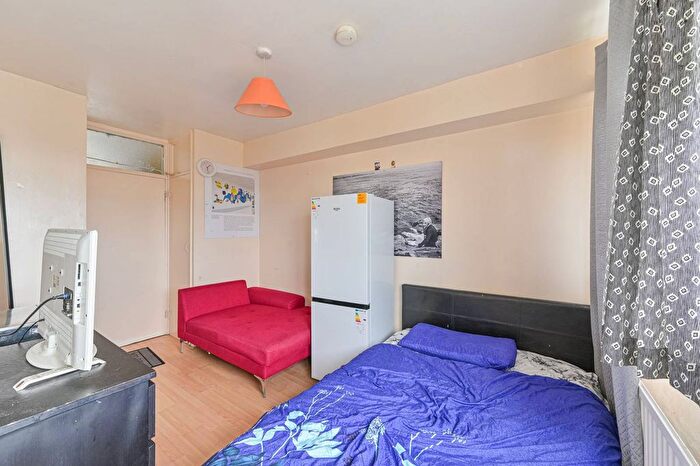 2 Bedroom Flat For Sale In Redbridge Gardens, Peckham, London, SE5