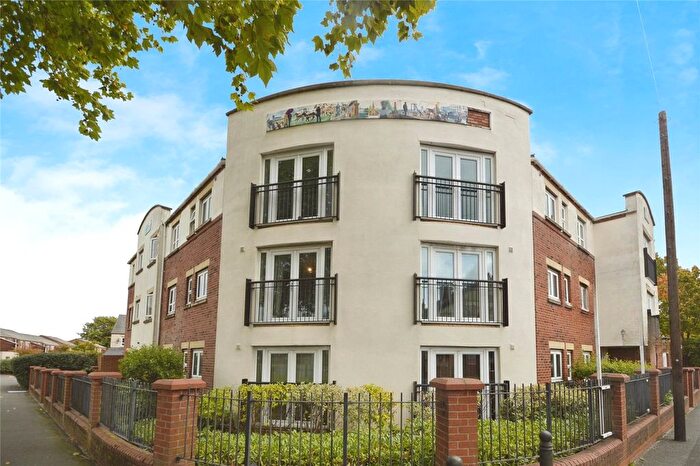 2 Bedroom Flat For Sale In Waterside Close, Wolverhampton, West Midlands, WV2