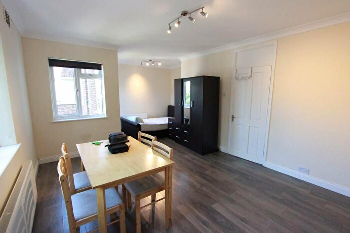 2 Bedroom Flat To Rent In Ewart Grove, London, N22