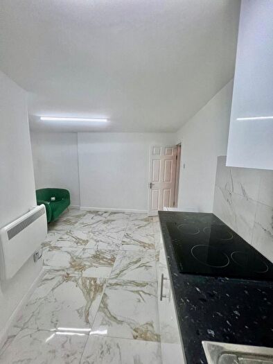 Studio To Rent In Lowlands Rd, Aveley, RM15