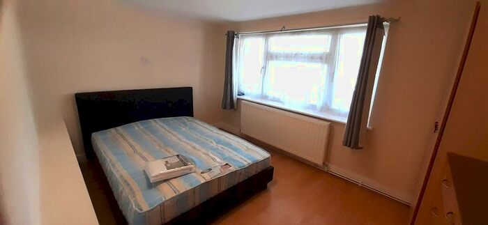 1 Bedroom Flat To Rent In Warwick Avenue, Edgware, HA8