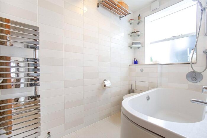 2 Bedroom Apartment To Rent In Heneage Street, Shoreditch, London, E1