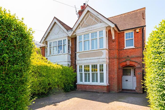 3 Bedroom Semi-Detached House For Sale In Victoria Road, Horley, Surrey, RH6