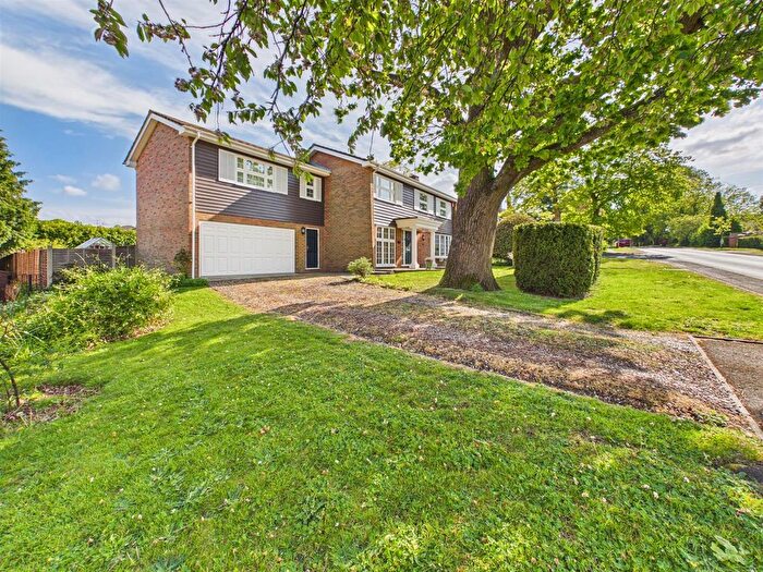 4 Bedroom Detached House For Sale In Oak Tree Road, Tilehurst, Reading, RG31