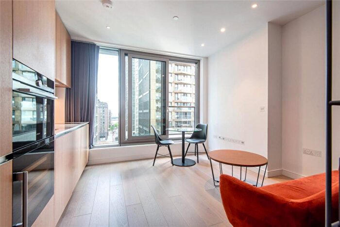 Apartment To Rent In Amory Tower, Marsh Wall, London, E14