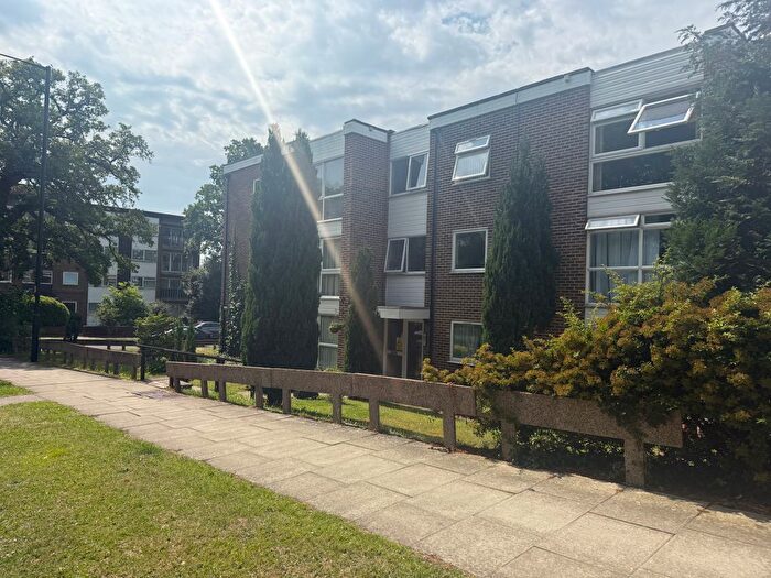 2 Bedroom Flat To Rent In Chaseville Park Road, Winchmore Hill, N21