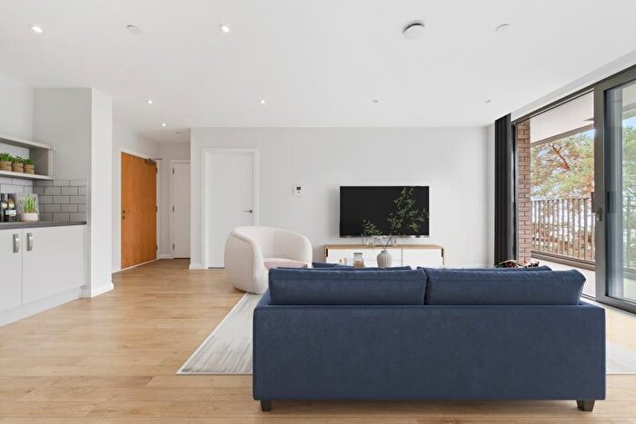 1 Bedroom Flat To Rent In Woking, Surrey, GU21