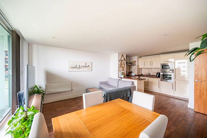 2 Bedroom Flat To Rent In Basin Approach, Gallions Reach, London, E16