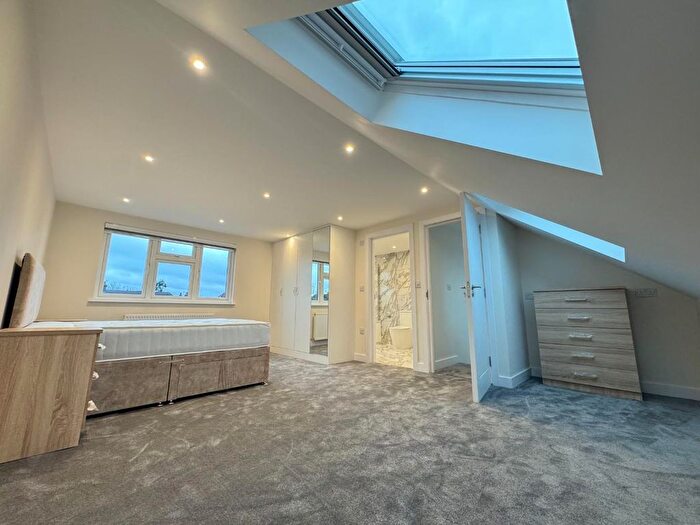 3 Bedroom Flat To Rent In Upsdell Avenue, Palmers Green, N13