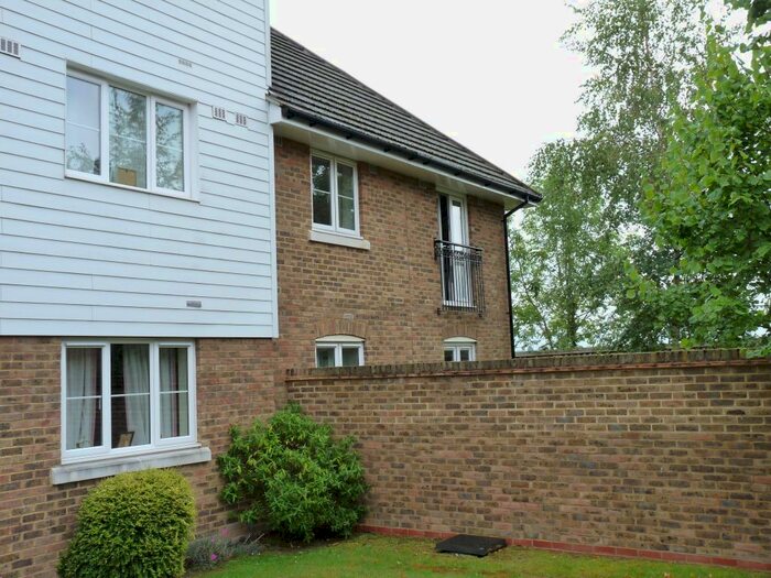 2 Bedroom Flat To Rent In Albion Way, Edenbridge, TN8