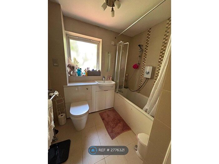 1 Bedroom Flat To Rent In Ashwood Avenue, Hillingdon, UB8
