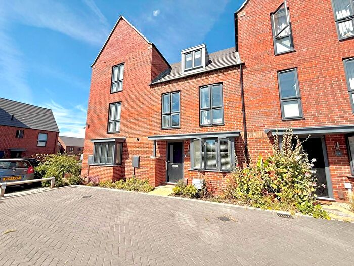 3 Bedroom Terraced House For Sale In Waterslade Way, Linmere, LU5