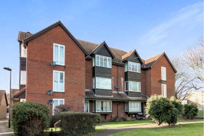 Studio To Rent In Mahon Close, Enfield, EN1