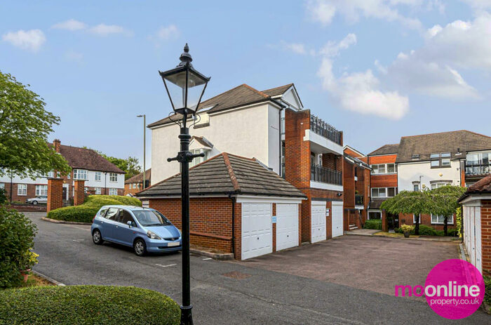 3 Bedroom Flat To Rent In Regency Crescent, Hendon, London, NW4