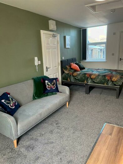 1 Bedroom Private Hall To Rent In Park Square, LA1