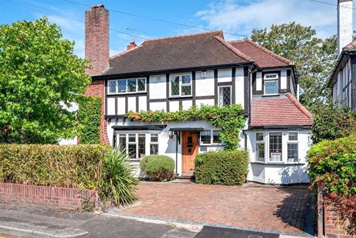 4 Bedroom Detached House For Sale In Squirrels Way, Epsom, KT18