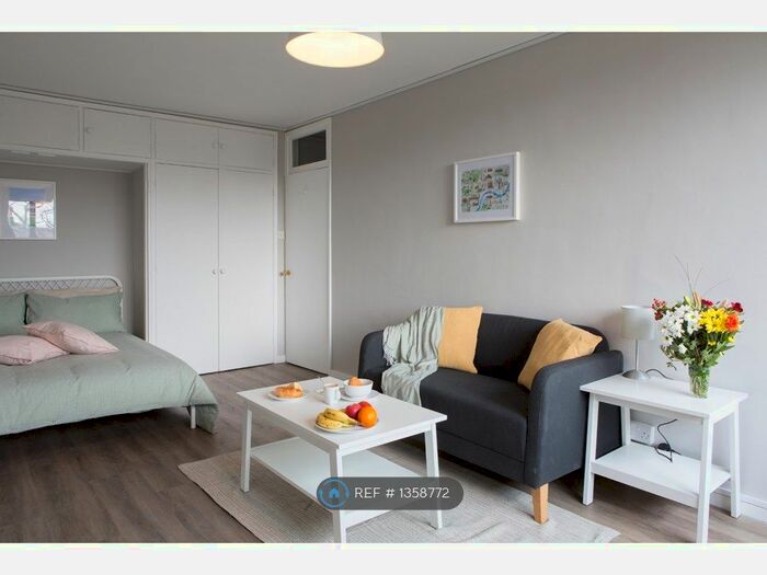 Studio To Rent In Rothesay Court, London, SE11