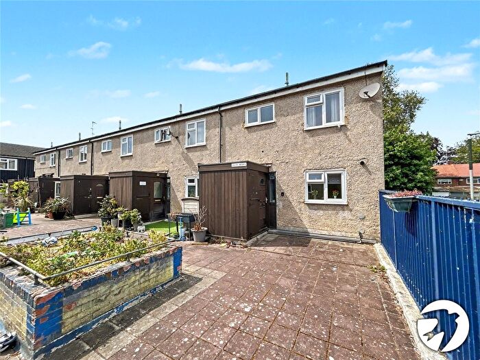 3 Bedroom Maisonette For Sale In Mallard Walk, Sidcup, Kent, DA14