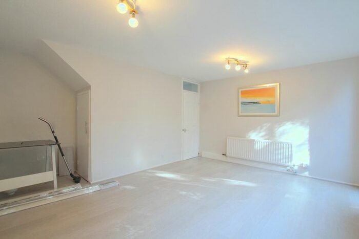 5 Bedroom Flat To Rent In Surrey Lane, London, SW11