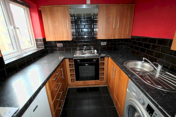 2 Bedroom Flat To Rent In Albuhera Close, Enfield, EN2