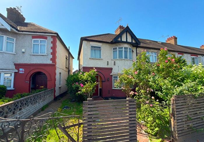 3 Bedroom End Of Terrace House For Sale In North Circular Road, Neasden, London, NW10