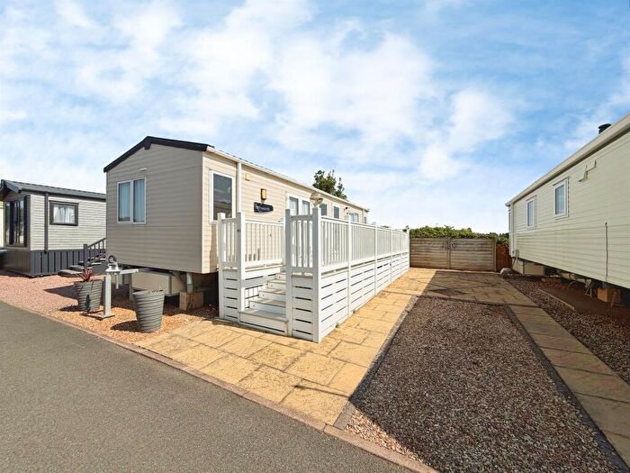 2 Bedroom Park Home For Sale In Warwick Road, Stratford-Upon-Avon, CV37
