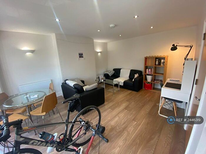 2 Bedroom Flat To Rent In B, Leeds, LS6