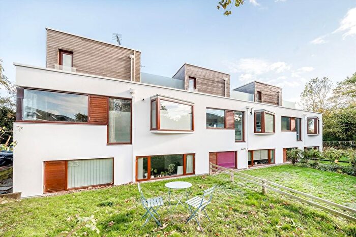 2 Bedroom Flat To Rent In Southmead Gardens, Teddington, TW11