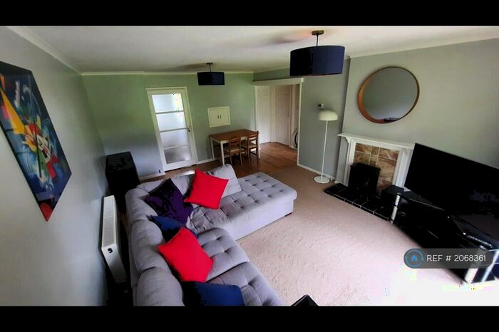 2 Bedroom Flat To Rent In Somers Road, Reigate, RH2