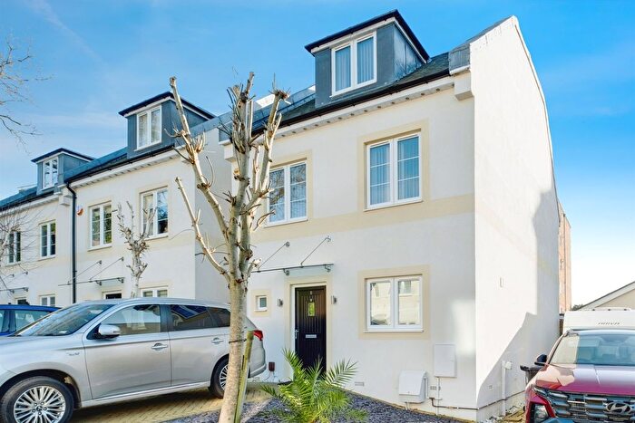 4 Bedroom Detached House For Sale In Park Close, Poole, BH15